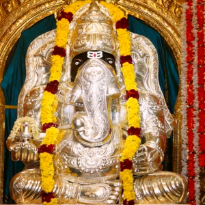 Abhishekam with Silver Kavacham (Ganapathy – Exclusive)